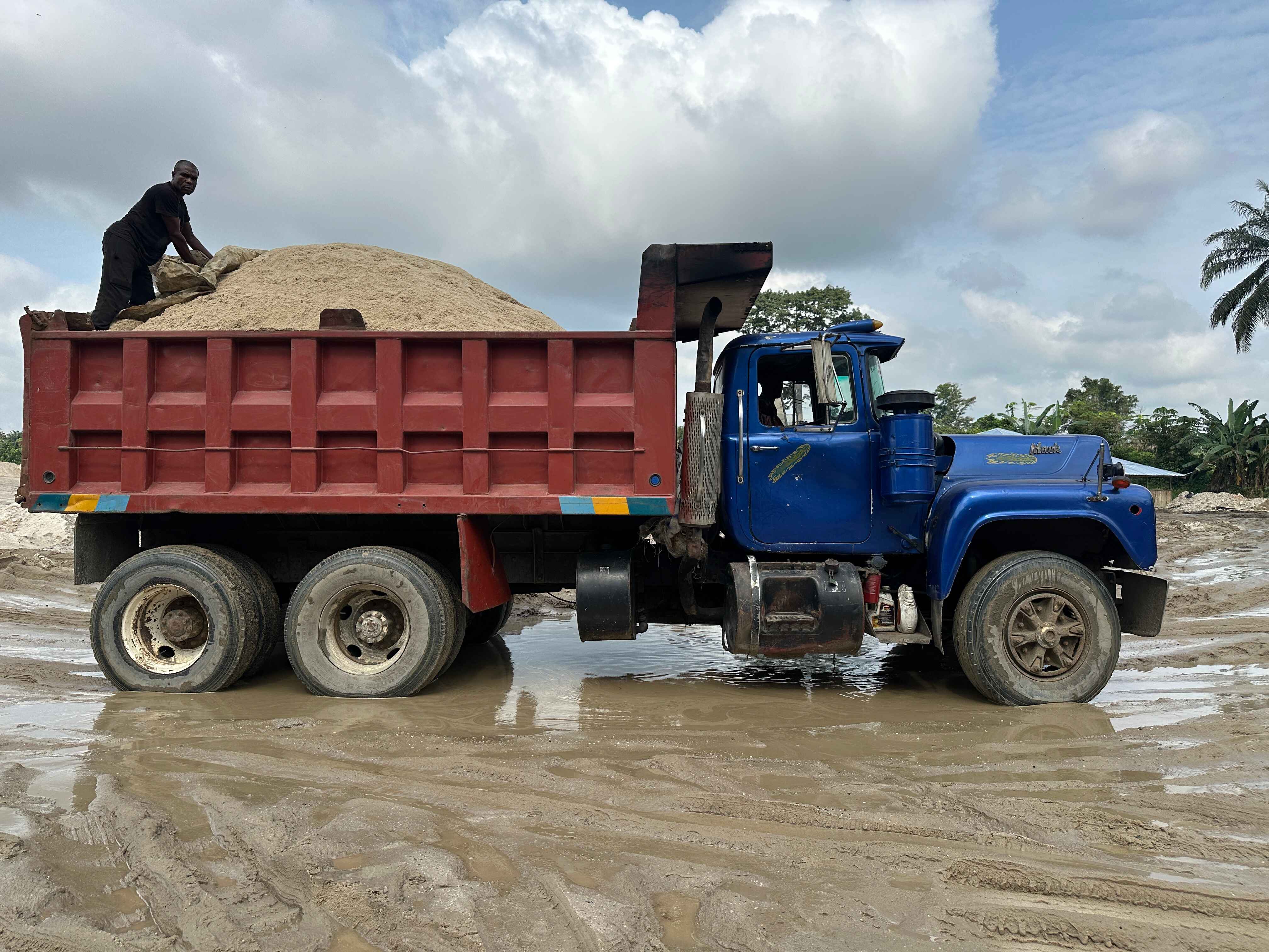 Medium truck (DOUBLE AXLE)